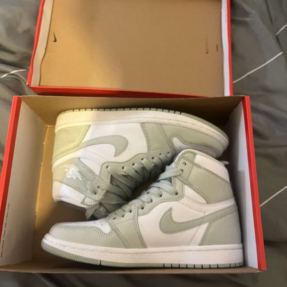 White and Light Green High-Top Sneakers Jordan 1 Sea foam